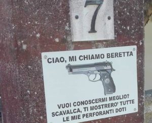 “Scavalca e provi la mia perforante pistola”: la foto che racconta come la provincia italiana sia sempre più violenta