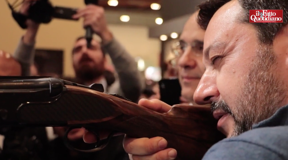 La riforma della legittima difesa è il grande affare per la lobby delle armi: lo conferma Salvini con il fucile all’Hit Show